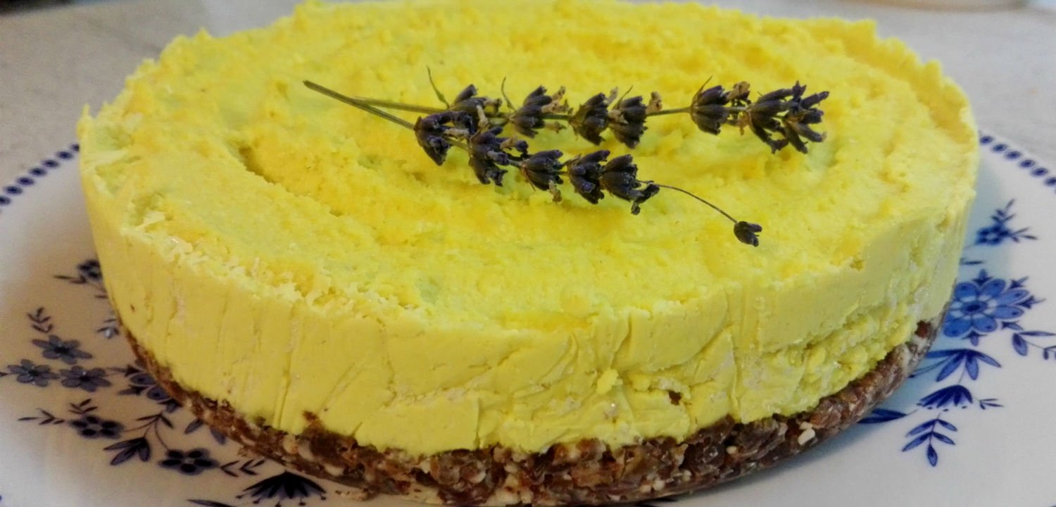 Raw lemon cheesecake